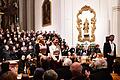 Auf dem Bild (von links) Katharina Flierl (Alt), Stefanie Wagner (Sopran) und Rudolf W. Haidu (Chorleiter und Tenor) beim Konzert in der Pfarrkirche St. Peter und Paul.