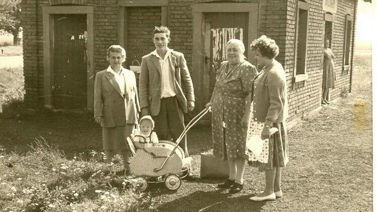 So sah das Bahnwartehäuschen von Sulzheim 1960 aus. Die Sulzheimer mussten rund eineinhalb Kilometer laufen, um zur Haltestelle zu kommen. Das galt auch für die Familie Walter aus Sulzheim (im Bild). 1964 wurde das kleine Gebäude abgerissen.