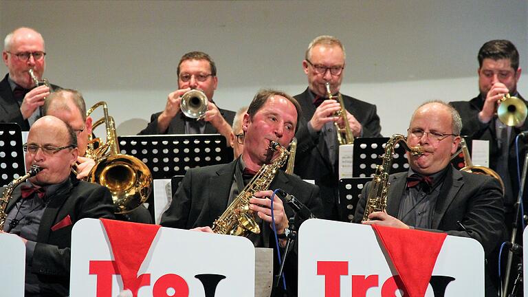 &quot;Swinging Before Christmas&quot; im jazzigen Bigband-Sound war das Motto im Marktheidenfelder Pfarrheim St. Laurentius.