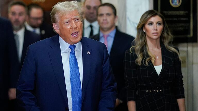 Betrugsprozess gegen Ex-Präsident Trump.jpeg       -  Ex-US-Präsident Donald Trump spricht außerhalb des Gerichtssaals.