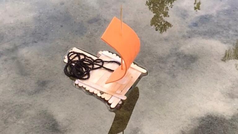 Wenn es zu kalt zum Planschen ist, kann man auf einem Wasserspielplatz selbst gebaute Schiffchen fahren lassen. Wenn es zu kalt zum Planschen ist, kann man auf einem Wasserspielplatz selbst gebaute Schiffchen fahren lassen.