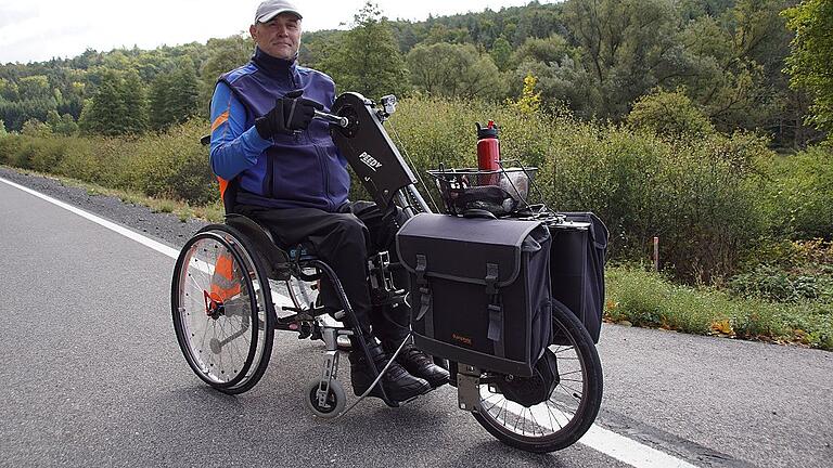 Mit einem Anbauteil wird aus Michael Bräunigs Sport-Rollstuhl ein Handbike, das für ihn zum einen ein Sportgerät darstellt, ihm aber auch eine Menge Unabhängigkeit verschafft.