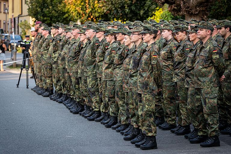 Die Teilnehmer vor der Verleihung der Dienstgrade angetreten auf dem Planplatz in Thüngen. Die Teilnehmer vor der Verleihung der Dienstgrade angetreten auf dem Planplatz in Thüngen.