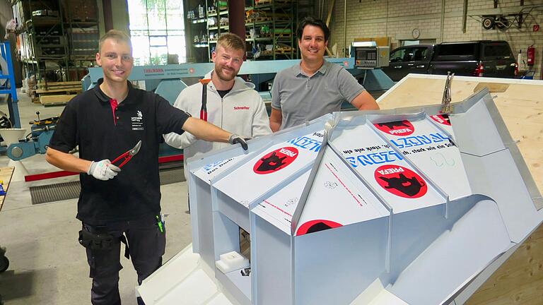 Dennis Gramm (von links) vor seinem 'Werk', daneben sein Trainer Benno Uhlmann und Firmenchef Christian Schneller. Foto: Herbert Kriener