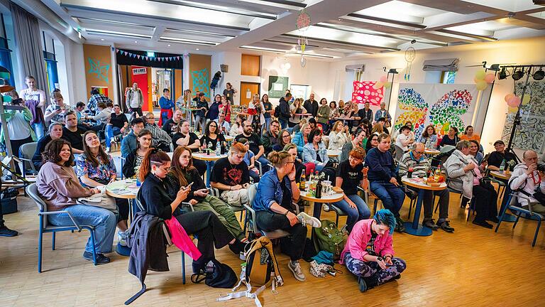 Das Archivbild zeigt das zweite Fest der Vielfalt des Vereins Pride NES e. V., das im Bildhäuser Hof gefeiert wurde. In der jüngsten Stadtratssitzung ging es um die Mietsätze, die die Stadt Bad Neustadt künftig für die Nutzung der Räumlichkeit erheben wird.