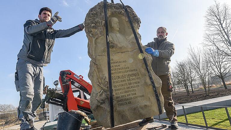 Der Leo-Lendner-Gedenkstein wird am Quartiersplatz am Elferweg aufgestellt. Der Stein wurde von der Steinmetzfirma Geisendörfer am Sanderrasen abgebaut und an der Landebahn am Hubland aufgestellt. Im Bild sind die Steinmetze Dinko Lauc (rechts) und sein Neffe Perko Lauc zu sehen.