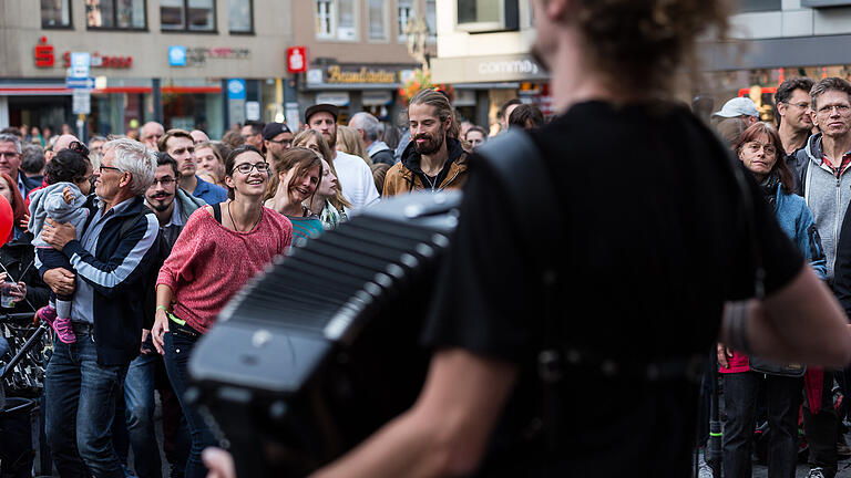 Straßenmusik und gute Laune in der Würzburger Innenstadt&nbsp;