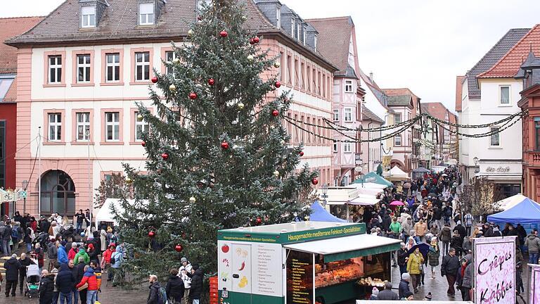 Der Andreasmarkt in Karlstadt: Das Bühnenprogramm stand in diesem Jahr unter dem Motto 'Orient trifft Okzident' - und sorgte Tage danach plötzlich in den Sozialen Medien für Wirbel.