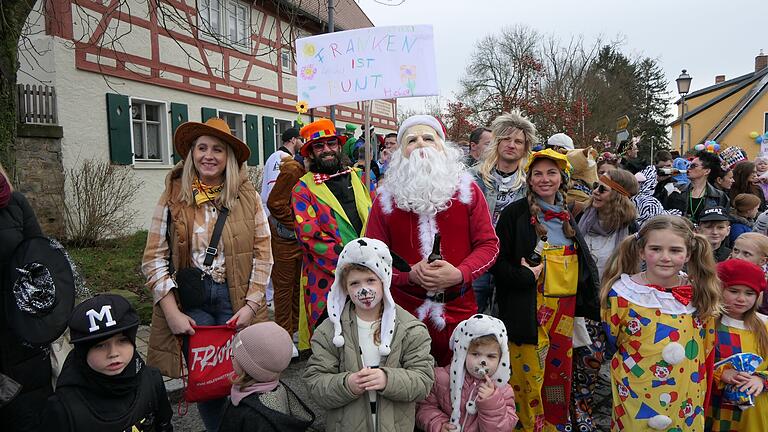 Ja ist denn schon wieder Advent? In der Zuschauermenge beim Faschingszug in Obertheres wurde sogar ein Nikolaus gesichtet.