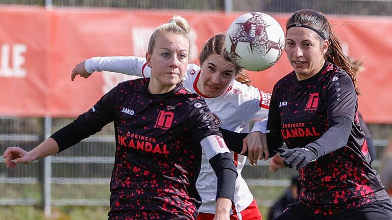 Die Abwehrspielerinnen Nadine Hilkert (links) und Leonie Uhl vom TSV Neuenstein lassen Stürmerin Julia Asam (Mitte) von den Würzburger Kickers nicht vorbei. Die Kickers-Frauen haben ihr Regionalliga-Heimspiel gegen den TSV verloren.