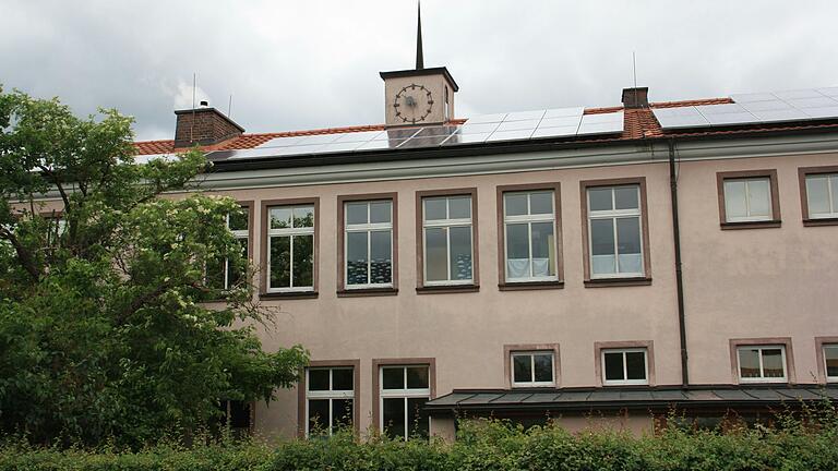 Die Grundschule am Lülsfelder Weg soll laut Beschluss abgerissen und durch einen Neubau ersetzt werden. Doch angesichts der prognostizierten Kosten könnte es am Ende doch auf eine Minimalsanierung des Altbaus hinauslaufen.