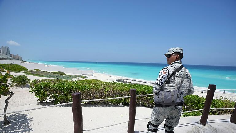 Urlaubsorte in Mexiko bereiten sich auf Hurrikan „Beryl” vor - Mehr als 6.300 Soldaten und Polizisten sind auf der Halbinsel Yucatán einsatzbereit. Urlaubsorte in Mexiko bereiten sich auf Hurrikan „Beryl” vor - Mehr als 6.300 Soldaten und Polizisten sind auf der Halbinsel Yucatán einsatzbereit.