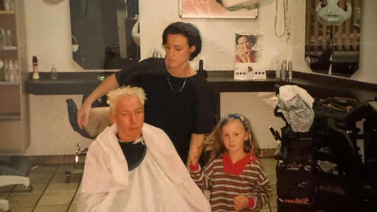 Gabi Schäfer mit Sohn Daniel und Tochter Sophia im Salon. Gabi Schäfer mit Sohn Daniel und Tochter Sophia im Salon.