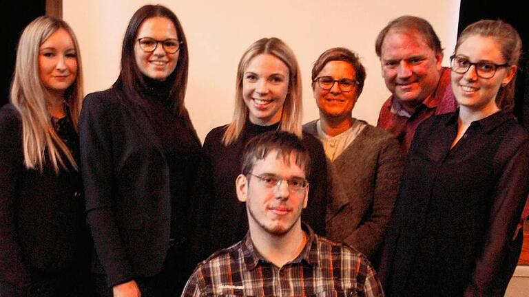 Die Studentengruppe (von links) Katharina Schuler, Marie Bathelt, Luisa Gutermann, Johannes Balling, Bürgermeisterin Angelika Götz, Betreuer Michael Pfaff und Lena Steger.