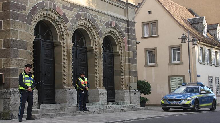 Reaktion auf das Attentat von Halle tags zuvor: Zwei Polizisten stehen am späten Donnerstagnachmittag vor der Alten Synagoge in Kitzingen. Die ehemalige Synagoge ist heute ein städtisches Kulturzentrum.