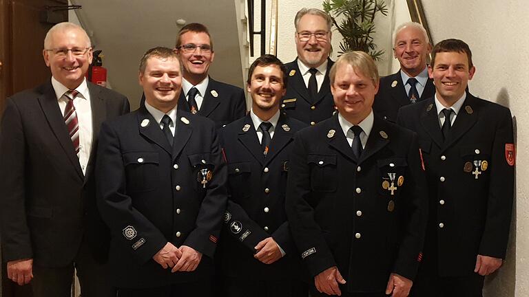 Der Trennfelder Feuerwehrvorstand (von links) mit Bürgermeister Norbert Endres, Kommandant Ulrich Saller, 2. Kommandanten Matthias Hörning, dem neuen Kommandanten Daniel Martin, KBI Andreas Schmitt, 2. Vorsitzenden Gerald Kuhn, KBM Thomas Baumann und 1. Vorsitzenden Stefan Geier.