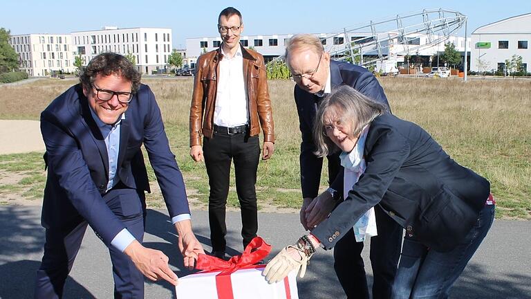 Bürgermeister Martin Heilig, Gartenamtsleiter Helge Bert Grob sowie die Stifter Karl-Heinz und Renate Werner (von links) enthüllen die Spendertafel.