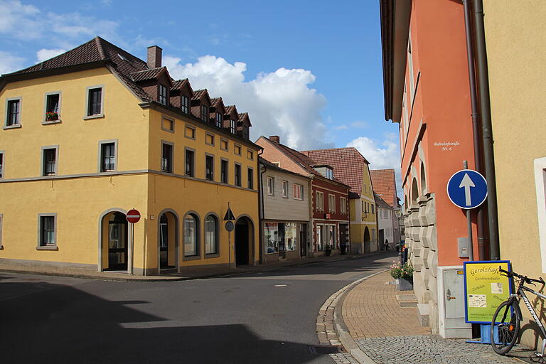 Das ehemalige Geschäftshaus der Familie Reinhold (3. von links) in der Bahnhofstraße steht heute noch.