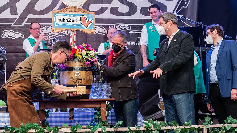 Eröffnung des Würzburger Frühjahrsvolksfestes: Nur einmal musste OB Christian Schuchardt (links) mit dem Holzhammer zuschlagen, dann konnte das Festbier ausgeschenkt werden. Das erste Glas Bier gab es für Ministerpräsident Markus Söder (2. v. rechts).