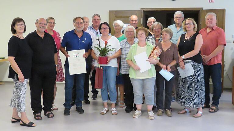 Im Bild die Geehrten (von links): Beate Belz, Wolfgang Sittler, Petra Scholl, Richard Geiling, Walter Löblein, Willy Schneider, Chorleiterin Michaela Kaul, Anni Pfister, Maria Hetterich, 1. Vorstand Volker Stowasser, Maria Röhner, Peter Schneider, Ella Hübner, Gudrun Schlüter, Reinhard Scheller, Elli Völker, Günter Weberther.