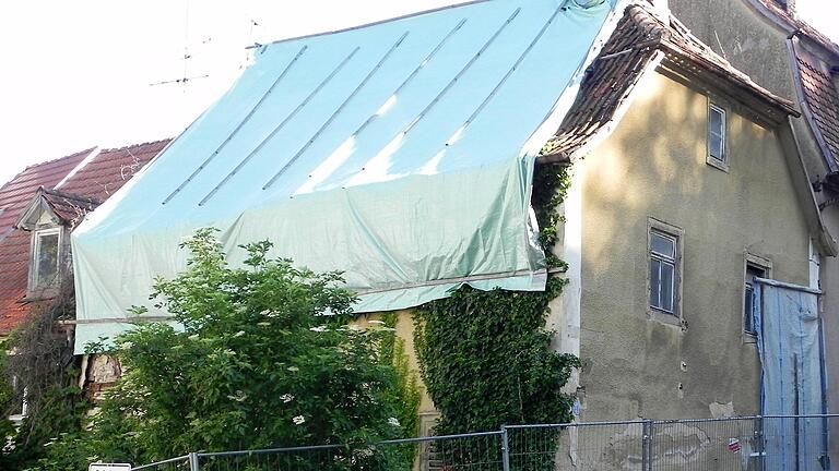 Tapfer hält es durch, das kleine uralte Schmitts Mary Haus in Bad Neuhaus. Die Plane und der Efeu helfen dazu.