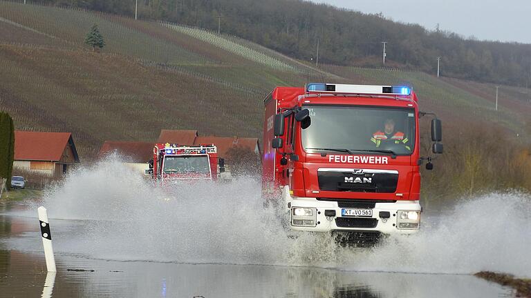 Fahren im Hochwasser. Die Feuerwehr Volkach übte unter erschwerten Bedingungen Einsatzfahrten auf hochwasserführenden Straßen