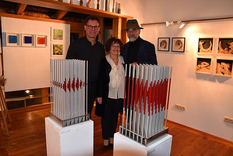 Seit 25 Jahren gibt es die Galerie im Saal in Eschenau. Mit den Galeristen Eleonore Schmidts-Stumpf und Egon Stumpf freut sich Bernhard Jilke (links), Freund und Vertreter der Kommune. Seit 25 Jahren gibt es die Galerie im Saal in Eschenau. Mit den Galeristen Eleonore Schmidts-Stumpf und Egon Stumpf freut sich Bernhard Jilke (links), Freund und Vertreter der Kommune.