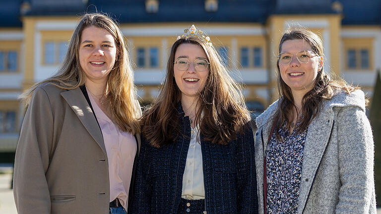 Warum Vanessa Nüsslein und Antonia Kraiß Fränkische Weinkönigin werden wollen       -  Warum Vanessa Nüsslein und Antonia Kraiß Fränkische Weinkönigin werden wollen

Foto: v.l. Antonia Kraiß, die aktuelle Weinkönigin Lisa Lehritter und Vanessa Nüsslein im Rokokogarten Veitshöchheim