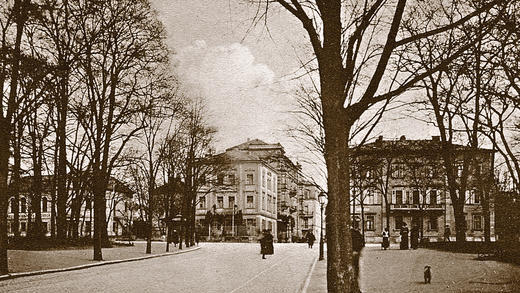 Hier wuchs Max Mohr auf: Seiner Familie gehörte das Anwesen am Eck Rottendorfer Straße/Martin-Luther-Straße. In dem nach dem Krieg neu errichteten Gebäude befindet sich heute ein Matratzenmarkt. Hier wuchs Max Mohr auf: Seiner Familie gehörte das Anwesen am Eck Rottendorfer Straße/Martin-Luther-Straße. In dem nach dem Krieg neu errichteten Gebäude befindet sich heute ein Matratzenmarkt.