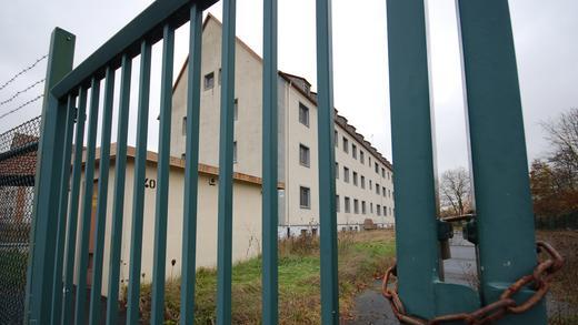 Hinter Gittern und seit sieben Jahren verwaist: Die Zukunft der Ex-US-Wohnsiedlung Marshall Heights ist auch nach der Stadtratsentscheidung eher unsicher. Ob sich ein Investor findet, der rund die Hälfte des Areals erwirbt, um diese nach Abbruch der Gebäude zu renaturieren, erscheint zumindest recht unwahrscheinlich. Hinter Gittern und seit sieben Jahren verwaist: Die Zukunft der Ex-US-Wohnsiedlung Marshall Heights ist auch nach der Stadtratsentscheidung eher unsicher. Ob sich ein Investor findet, der rund die Hälfte des Areals erwirbt, um diese nach Abbruch der Gebäude zu renaturieren, erscheint zumindest recht unwahrscheinlich.