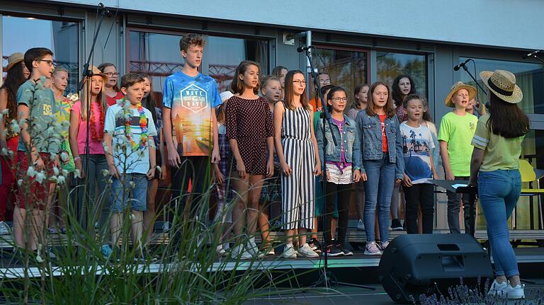 &quot;Es ist Sommer, egal, ob man schwitzt oder friert!&quot; Der Unterstufenchor mit Dirigentin Yasmin Dankert.