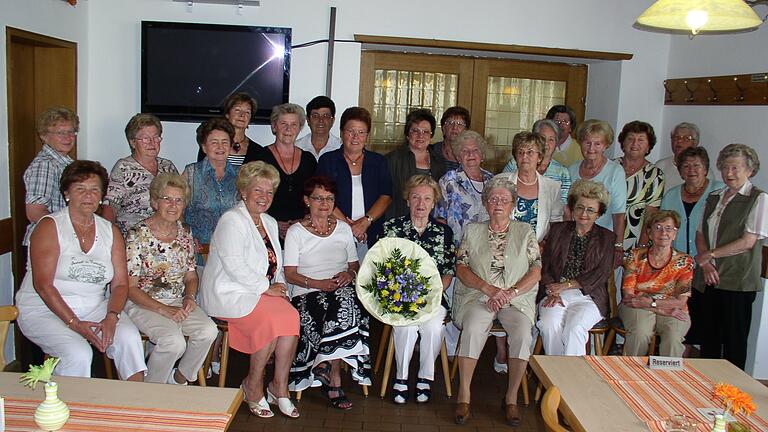Herta Kaiser war über lange Jahre für die SG Franken 06 Sennfeld aktiv. Unser Archivbild zeigt Herta Kaiser (mit Blumenstrauß) bei der offiziellen Verabschiedung 2009 im Gasthaus 'Zur Krone'. Herta Kaiser war über lange Jahre für die SG Franken 06 Sennfeld aktiv. Unser Archivbild zeigt Herta Kaiser (mit Blumenstrauß) bei der offiziellen Verabschiedung 2009 im Gasthaus 'Zur Krone'.