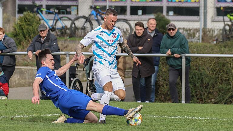 Langes Bein: Marcel Meusert (links) vom TSV Unterpleichfeld fährt dem Dampfacher Adrian Hatcher in die Parade.