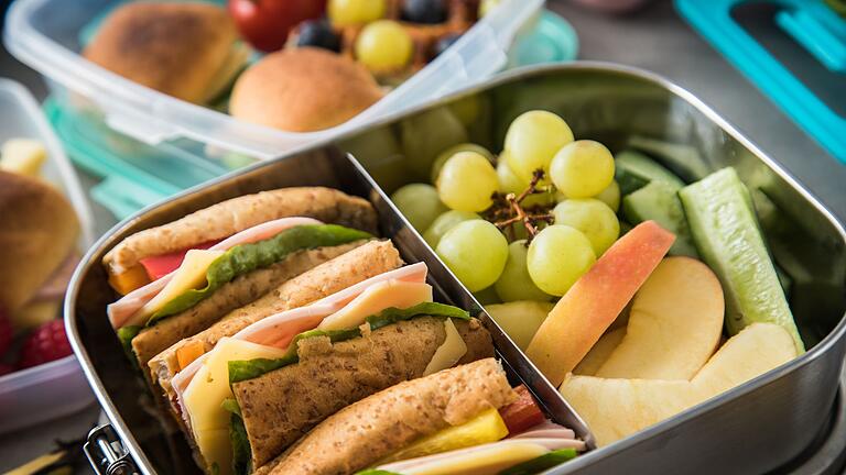 Vollkornbaguette mit Obst in der Lunchbox       -  Für lange Autofahrten, Bus- oder Zugreisen: Der perfekte Reiseproviant sollte nicht kleckern, frisch bleiben und einfach zu essen sein.