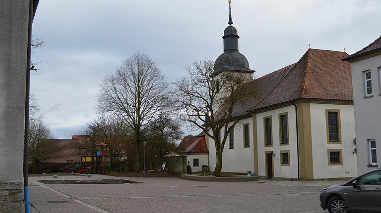 Der neue Schul-/Kirchhof gefällt nicht jedem. Laut Bürgermeister Fridolin Zehner soll die Fläche nun ins gesellschaftliche Leben des Dorfes integriert werden. Der neue Schul-/Kirchhof gefällt nicht jedem. Laut Bürgermeister Fridolin Zehner soll die Fläche nun ins gesellschaftliche Leben des Dorfes integriert werden.
