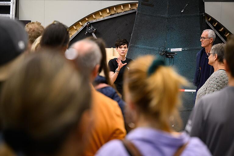 Tina Landgraf gewährt am Sonntag (22.09.24) bei der Backstage-Führung beim Theaterfest am Mainfranken Theater in Würzburg interessante Blicke hinter die Kulissen. Das Theaterfest bietet allen kleinen und großen Gästen ein vielfältiges Programm, darunter verschiedene Workshops mit Ensemblemitgliedern und Blicke hinter die Kulissen sowie Premierenmatineen der Produktionen, Maria Stuart, In den Alpen und Medea.