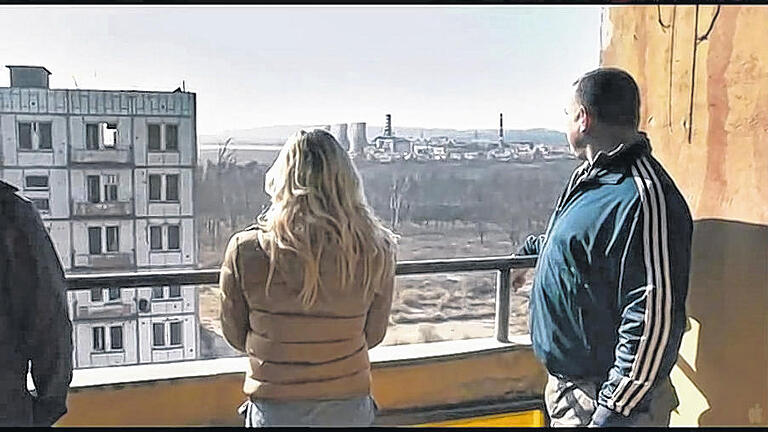 Horror: In Pripjat spielt der Film &bdquo;Chernobyl Diaries&ldquo;. Das Szenenbild zeigt ein Haus der evakuierten Stadt und im Hintergrund den Reaktor.