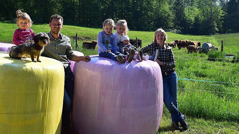 Bunte Siloballen sind nicht nur ein Blickfang, sondern zeugen von Unterstützung der Krebsforschung. Darüber freuen sich neben Torsten Baumgärtner Sara, Isabell, Mara und Lia sowie Katrin Gagel nebst Hundedame Sunny.