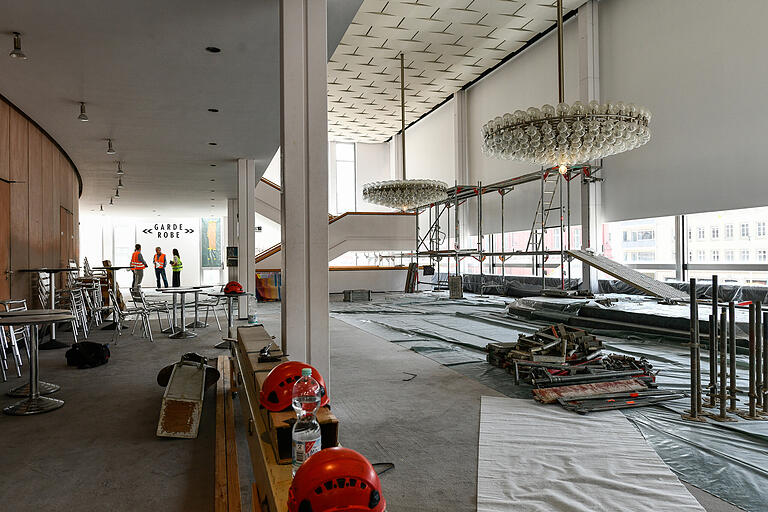 Noch ist auch im Foyer des Mainfranken Theaters Baustelle. Bis zum Beginn der neuen Spielzeit Mitte September werden sich hier aber wieder Gäste aufhalten können.