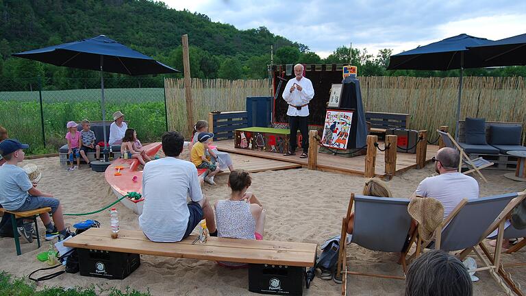 Puppenspieler Thomas Glasmeyer und der arme Ritter Valentin Gundelfinger waren die ersten, die die neue Bühne im Hochseilgarten Frankenturm bespielten.