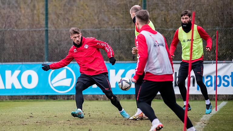 Ab sofort wieder im Mannschaftstraining der Würzburger Kickers: Marvin Pourié (links) stand am Donnerstagmorgen bei der ersten Einheit unter Ralf Santelli in Randersacker auf dem Rasen.