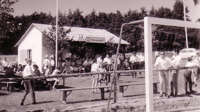 Alter Sportplatz an Straße nach Üschersdorf.