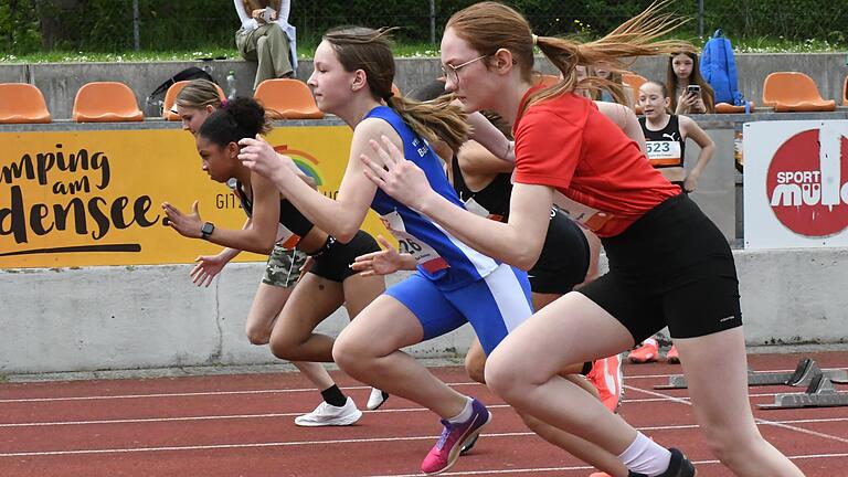 Ella Vogt (im blau-weißen Trikot) vom VfL Sportfreunde Bad Neustadt glänzte bei ihrem Sieg der W 13 über 75 Meter mit der Zeit von 10,49 Sekunden.