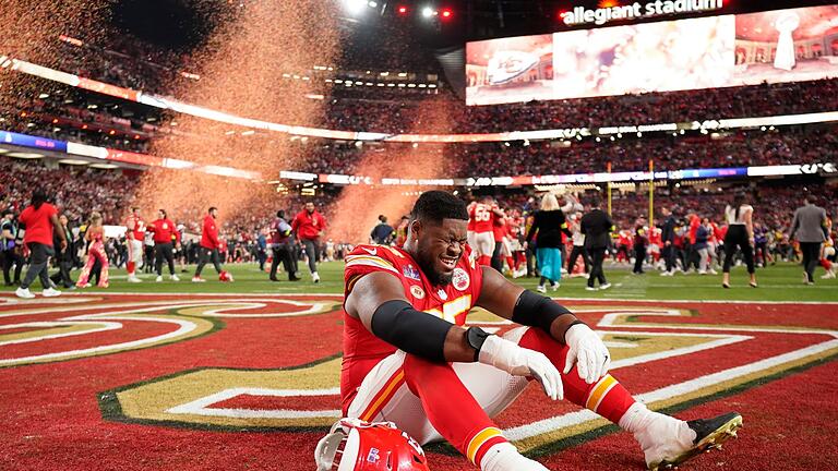 Super Bowl.jpeg       -  Bei Chiefs Guard Trey Smith fließen nach dem Sieg die Tränen.