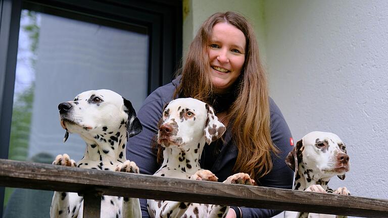 Joanna Sauerer mit dreien ihrer Dalmatiner auf dem Balkon ihres Anwesens in Sternberg. Joanna Sauerer mit dreien ihrer Dalmatiner auf dem Balkon ihres Anwesens in Sternberg. 