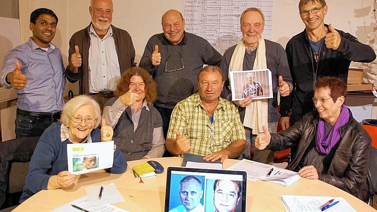 Die Schweinfurter ai-Gruppe: Die Freilassung von fünf betreuten Gefangenen (auf dem Laptop und den Bildern) waren dann doch Anlass für eine kleine Feier, (stehend von links) Kumaran Ganeshan, Bert Wohlfahrth, Karsten Hentrich, Ulrich Philipp, Franz-Josef Selig (sitzend von links) Inge Hentrich, Marie Luise Gillert, Wolfgang Gessner und Elisabeth Philipp.