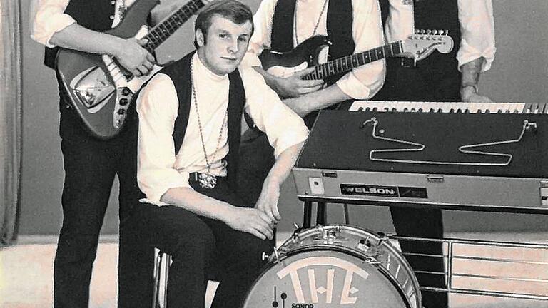 „The Tramps“ waren in vielen Tanzsälen im Landkreis und über die Landkreisgrenzen hinaus zu Gast. Im Bild: (von links) Helmut Kess, Erich Haßfurter, Werner Mohr und Willi Gehrig. „The Tramps“ waren in vielen Tanzsälen im Landkreis und über die Landkreisgrenzen hinaus zu Gast. Im Bild: (von links) Helmut Kess, Erich Haßfurter, Werner Mohr und Willi Gehrig.