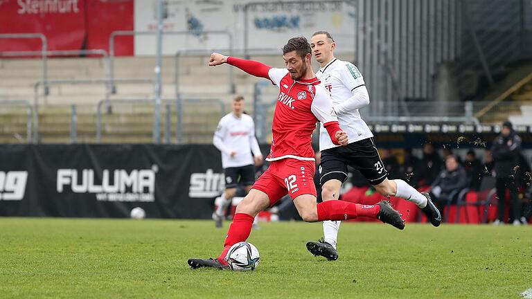 War gegen den SC Verl der beste Mann der Würzburger Kickers: Christian Strohdiek (vorne, dahinter Verls Lukas Petkov), der das Kapitänsamt an Torhüter Hendrik Bonmann abgegen hat. War gegen den SC Verl der beste Mann der Würzburger Kickers: Christian Strohdiek (vorne, dahinter Verls Lukas Petkov), der das Kapitänsamt an Torhüter Hendrik Bonmann abgegen hat.