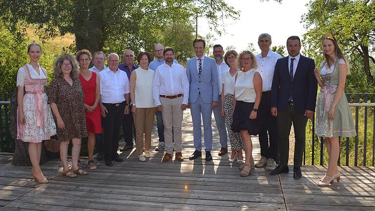 Eine 14-köpfige Jury bestehend aus bekannten Persönlichkeiten aus den Bereichen Politik, Weinbau und Tourismus hat zwei neue Landkreisweine bestimmt. Gastgeber der Blindverkostung war dieses Mal der Markt Oberschwarzach. Das Bild zeigt unter anderem Ralf Schwarz, Fachberater Önologie des Bezirks Unterfranken (mittig), Bürgermeister Manfred Schötz (Vierter von links, vordere Reihe) und Landrat Florian Töpper (mittig).