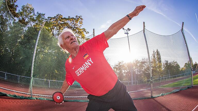 Hubert Scheuer bei seinem Training im Sportzentrum Feggrube: Der Würzburger gehört mit 85 Jahren zur Leichtathletik-Weltspitze in seiner Altersklasse.